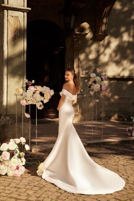 https://www.sposa-lia.com/images/stories/virtuemart/product/3) Agnes.jpg